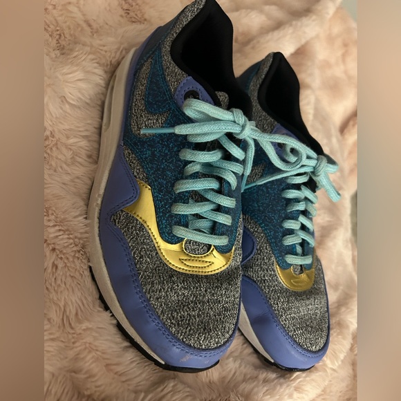 Nike One of a kind Women’s SZ 7.5 Running shoes - Picture 1 of 4